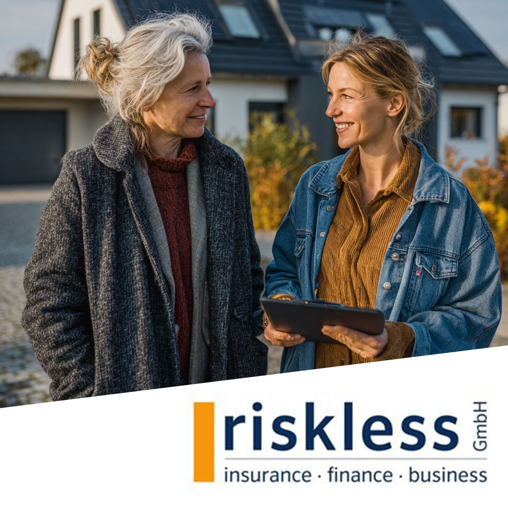 Zwei personen mit Versicherungsunterlagen vor einem Haus mit PV-Anlage